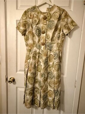 Vintage Short-Sleeve Swirl Print Dress in Olive and Cream